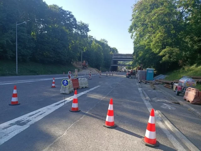 Chers cyclistes, soyez prudent.e.s sur la côte des cités unies. En ce moment des travaux sur les 2 sens, montée et descente, très compliqué de passer sur la voie voiture dangereuse à cet endroit. https://cube27.org/travaux-cote-des-cites-unies-juillet-2025/?utm_source=instagram-business&utm_medium=jetpack_social